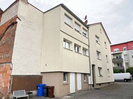 Hofansicht Hofansicht - Mehrfamilienhaus in 63773 Goldbach mit 186m² kaufen
