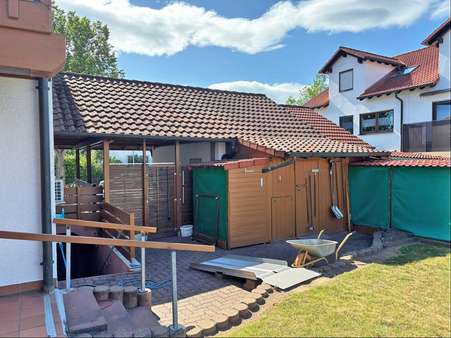 Carport und Garage von hinten - Doppelhaushälfte in 63741 Aschaffenburg mit 170m² kaufen