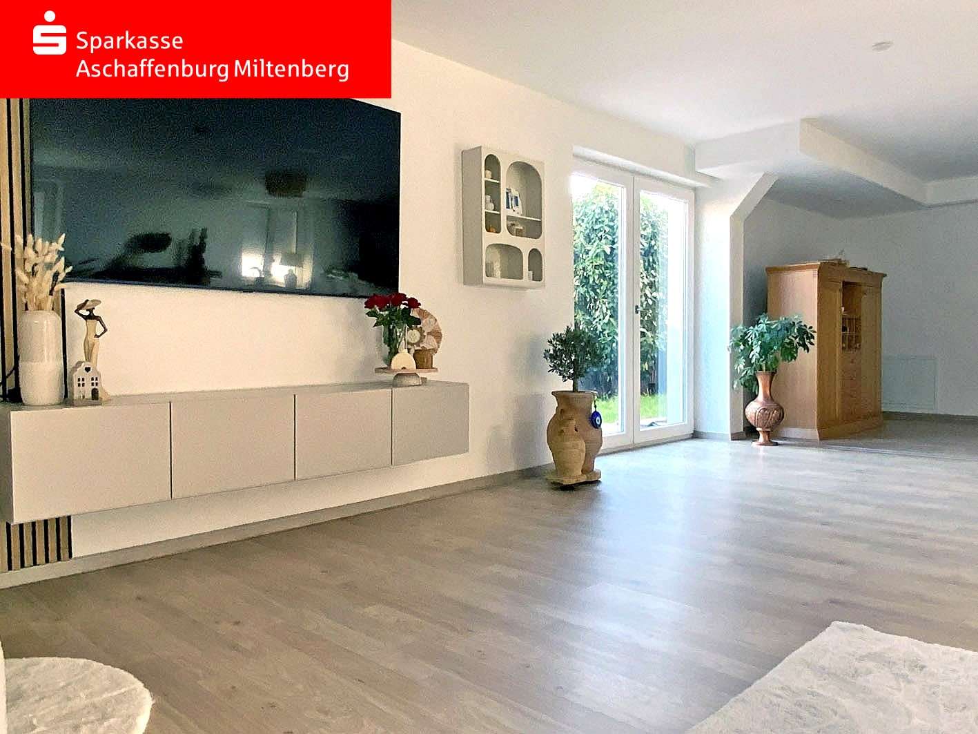 Wohnraum mit Zugang zur Terrasse Wohnraum mit Zugang zur Terrasse - Erdgeschosswohnung in 63785 Obernburg mit 112m² kaufen