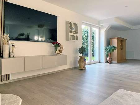 Wohnraum mit Zugang zur Terrasse Wohnraum mit Zugang zur Terrasse - Erdgeschosswohnung in 63785 Obernburg mit 112m² kaufen