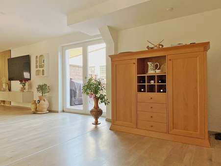 Wohnbereich mit Zugang zur Terrasse Wohnbereich mit Zugang zur Terrasse - Erdgeschosswohnung in 63785 Obernburg mit 112m² kaufen