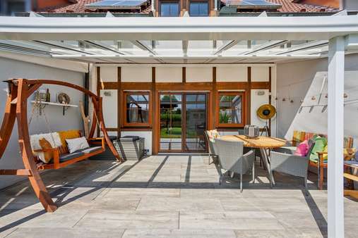 Überdachte Terrasse Überdachte Terrasse - Reihenmittelhaus in 63791 Karlstein mit 124m² kaufen