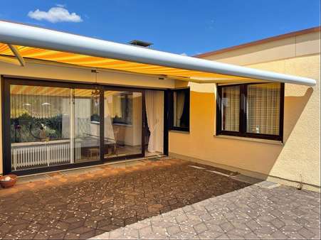 Terrasse mit Markise - Bungalow in 63741 Aschaffenburg mit 116m² kaufen