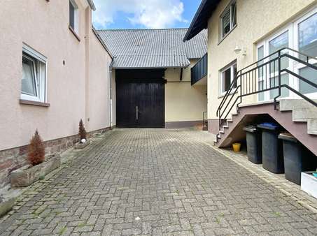 Hof mit Blick aufs Nebengebäude -  in 63853 Mömlingen mit 214m² mieten