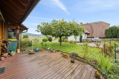 Terrasse mit Blick in den Garten Terrasse mit Blick in den Garten - Einfamilienhaus in 63933 Mönchberg, Schmachtenberg mit 180m² kaufen