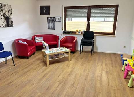 Wartezimmer im Erdgeschoss Wartezimmer im Erdgeschoss - Büro in 63755 Alzenau mit 103m² kaufen