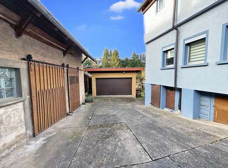 Hof - Zufahrt zur Doppelgarage - Zweifamilienhaus in 64750 Lützelbach mit 170m² kaufen