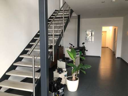 Eingangsbereich mit Treppenaufgang - Werkstatt in 63856 Bessenbach mit 857m² kaufen