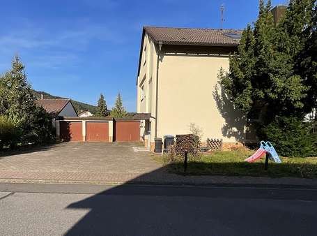 Hof mit Garagen Hof mit Garagen - Mehrfamilienhaus in 63924 Kleinheubach mit 282m² kaufen