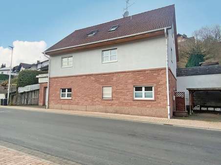 Außenansicht mit Blick auf den Carport - Einfamilienhaus in 63931 Kirchzell mit 203m² kaufen