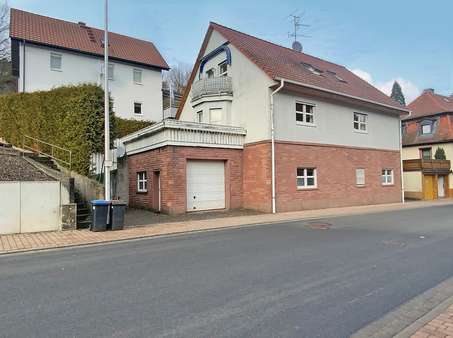 Außenansicht mit Blick auf die Garage - Einfamilienhaus in 63931 Kirchzell mit 203m² kaufen
