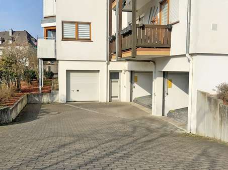 Hofeinfahrt mit Garagen - Dachgeschosswohnung in 63820 Elsenfeld mit 79m² kaufen