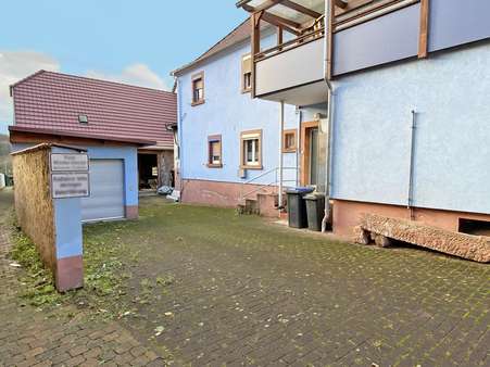 Der Hof und die Garage - Mehrfamilienhaus in 97906 Faulbach mit 90m² kaufen