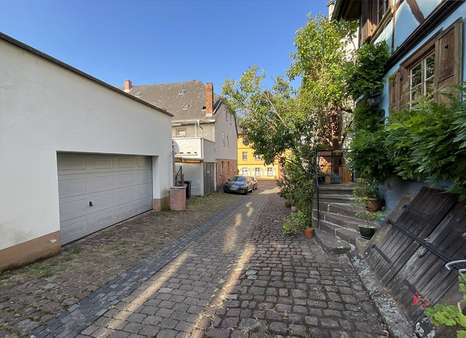 Zugang zur Garage - Doppelhaushälfte in 63916 Amorbach mit 140m² kaufen