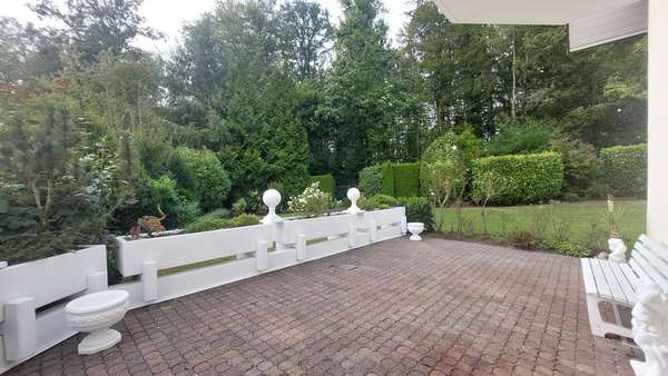 große Gartenterrasse - Zweifamilienhaus in 63867 Johannesberg mit 358m² kaufen