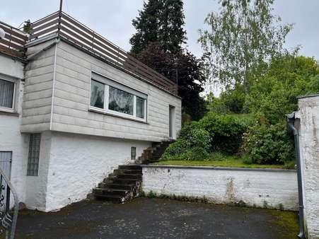 Hofansicht Anbau mit Dachterrasse - Einfamilienhaus in 63808 Haibach mit 180m² kaufen