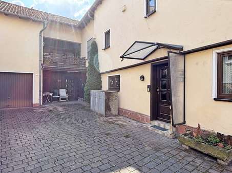 Eingangsbereiche Neu- (hinten) sowie Altbau (vorne) - Einfamilienhaus in 63820 Elsenfeld mit 233m² kaufen