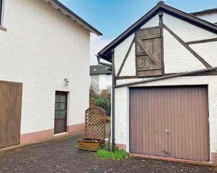Hof und Nebengebäude Hof und Nebengebäude - Zweifamilienhaus in 63768 Hösbach mit 125m² kaufen