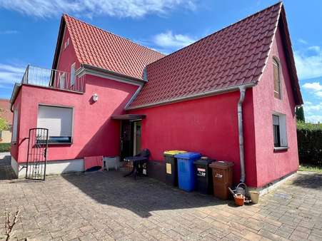 Rückseite mit Vobrau und Küche - Einfamilienhaus in 06682 Teuchern mit 98m² kaufen