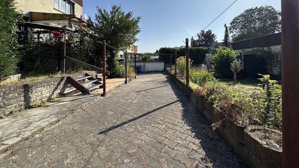 Gepflasterte Einfahrt - Einfamilienhaus in 06618 Naumburg mit 185m² kaufen