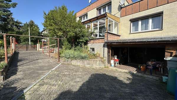 Gepflasterte Zufahrt - Einfamilienhaus in 06618 Naumburg mit 185m² kaufen