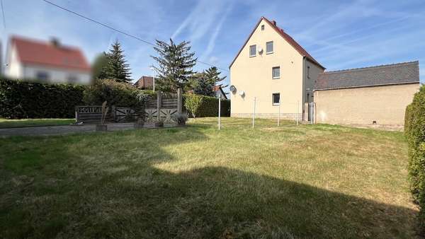 Garten mit Sitzecke - Zweifamilienhaus in 06667 Weißenfels mit 170m² kaufen