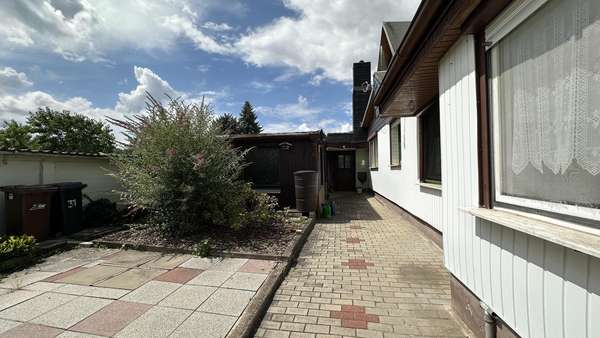Hofbereich mit Sitzecke Hofbereich mit Sitzecke - Doppelhaushälfte in 06636 Laucha mit 130m² kaufen