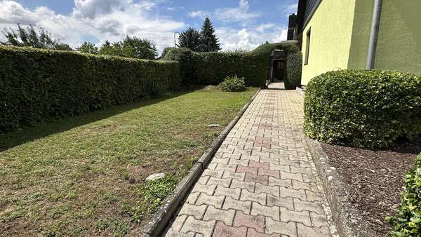 Kleiner Gartenbereich Kleiner Gartenbereich - Doppelhaushälfte in 06636 Laucha mit 130m² kaufen