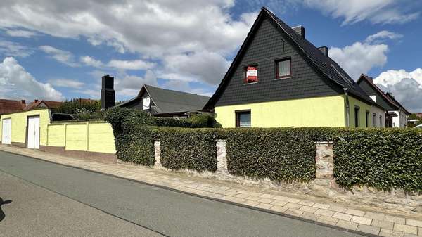 Wohnhaus mit Garage Wohnhaus mit Garage - Doppelhaushälfte in 06636 Laucha mit 130m² kaufen