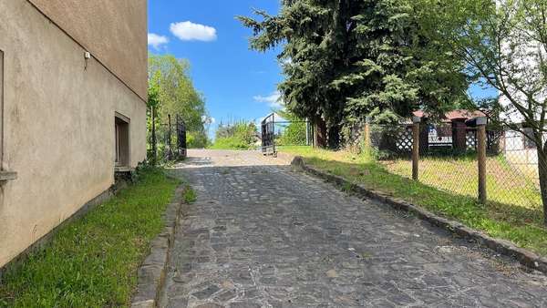 Einfahrt - Einfamilienhaus in 06682 Teuchern mit 130m² kaufen