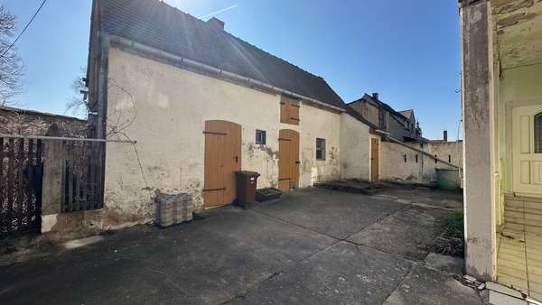 Hof und Nebengebäude Hof und Nebengebäude - Einfamilienhaus in 06636 Laucha mit 125m² kaufen