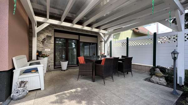 Überdachte Terrasse Überdachte Terrasse - Doppelhaushälfte in 06647 An der Poststraße mit 168m² kaufen