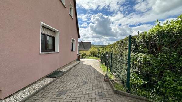 Gepflasterte Wege ums Haus - Doppelhaushälfte in 06647 An der Poststraße mit 168m² kaufen