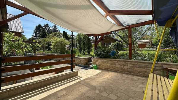 Überdachte Terrasse am Haus - Einfamilienhaus in 06618 Naumburg mit 114m² kaufen