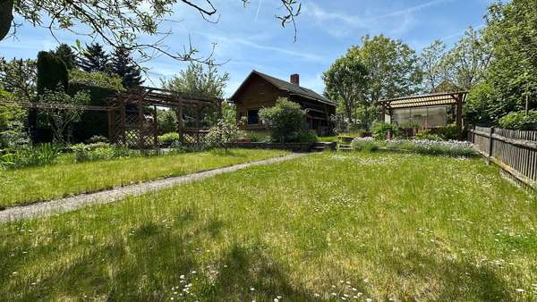 Blick in den Garten - Einfamilienhaus in 06618 Naumburg mit 114m² kaufen