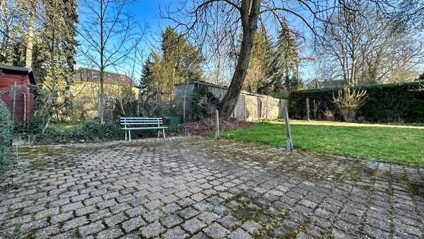 Platz für ein Carport - Villa in 06618 Naumburg mit 339m² kaufen