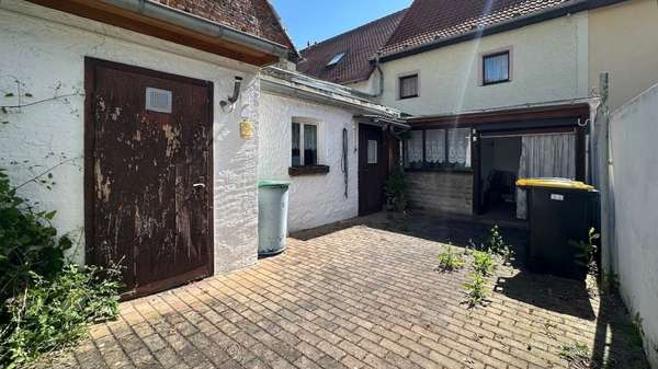 Hofbereich, Nebengebäude mit Heizraum und Öltanklager Hofbereich, Nebengebäude mit Heizraum und Öltanklager - Reihenmittelhaus in 06632 Freyburg mit 84m² kaufen