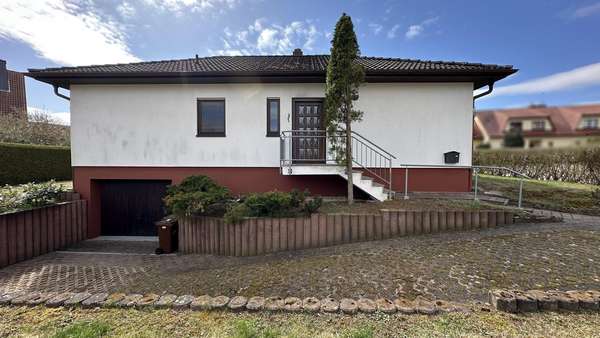 Vorderansicht, Einfahrt Garage - Einfamilienhaus in 06628 Naumburg mit 100m² kaufen