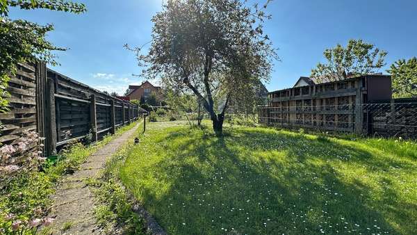 Blick in den Garten - Doppelhaushälfte in 06618 Naumburg mit 103m² kaufen