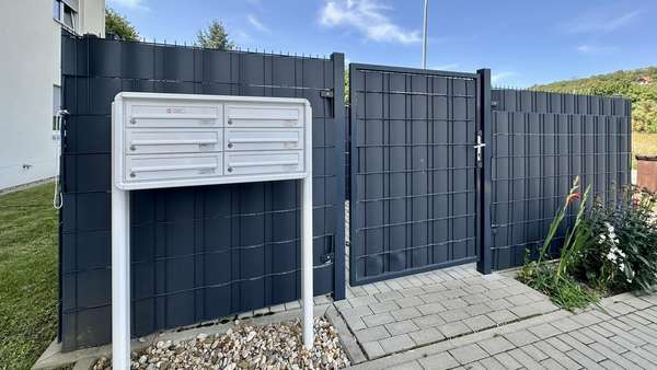 Mülltonnenplatz und Briefkästen - Etagenwohnung in 06632 Freyburg mit 89m² kaufen