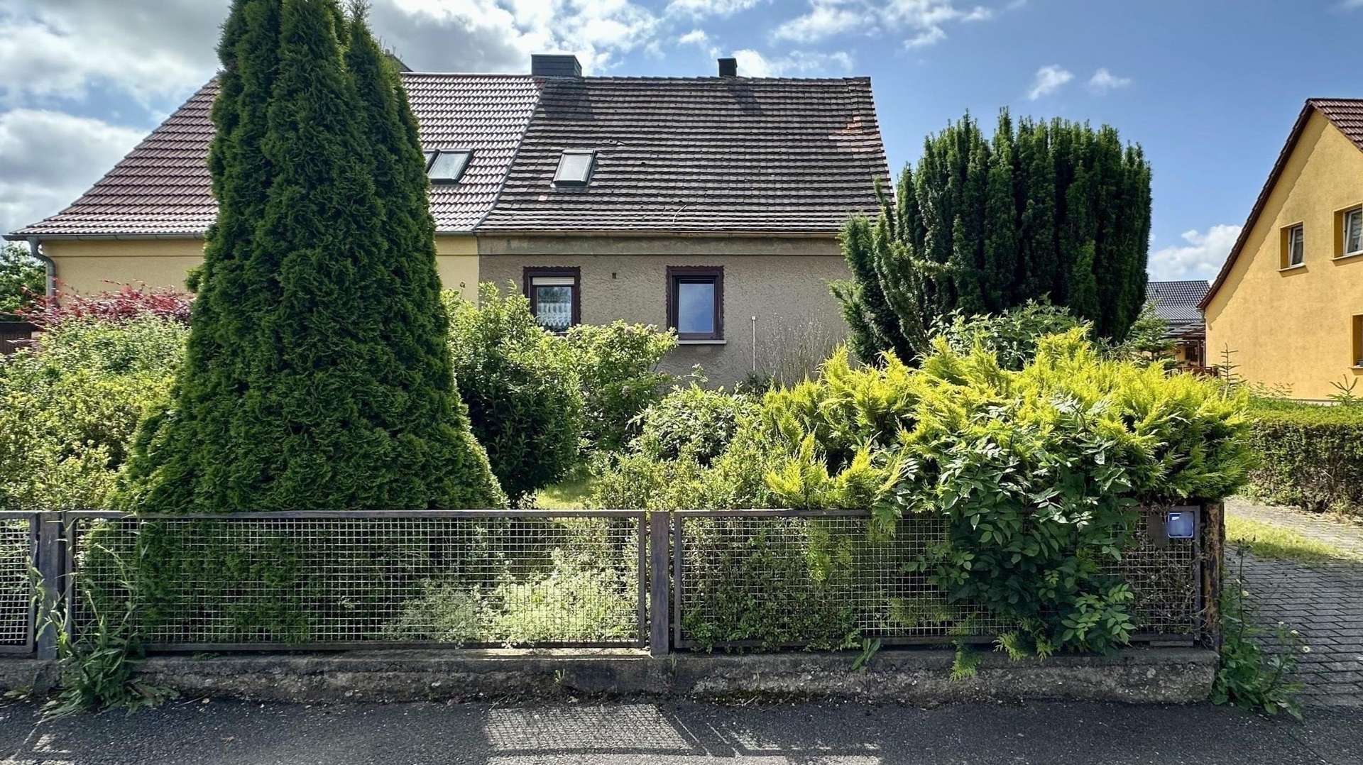 Außenansicht Außenansicht - Doppelhaushälfte in 06647 An der Poststraße mit 97m² kaufen
