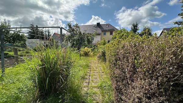 Blick in den Garten Blick in den Garten - Doppelhaushälfte in 06647 An der Poststraße mit 97m² kaufen