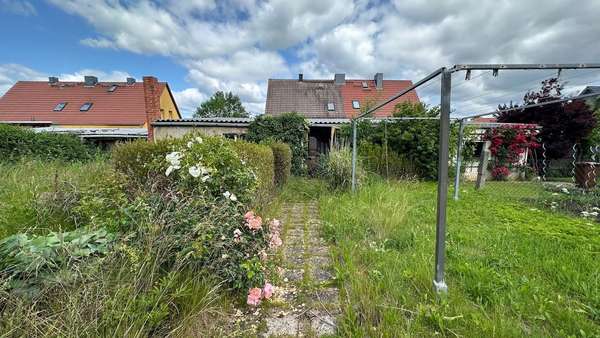 Blick zum Haus Blick zum Haus - Doppelhaushälfte in 06647 An der Poststraße mit 97m² kaufen