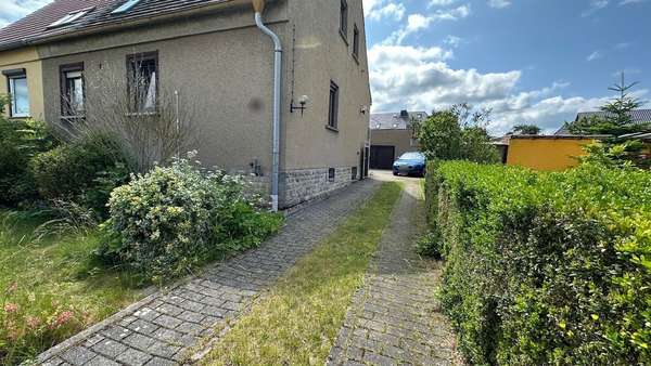 Einfahrt Einfahrt - Doppelhaushälfte in 06647 An der Poststraße mit 97m² kaufen