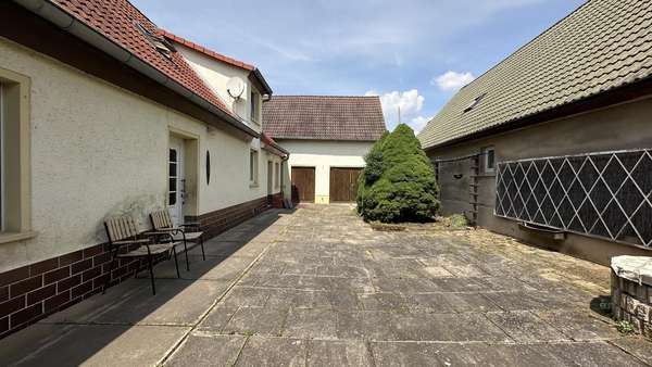Blick in den Hof - Einfamilienhaus in 06632 Freyburg mit 108m² kaufen