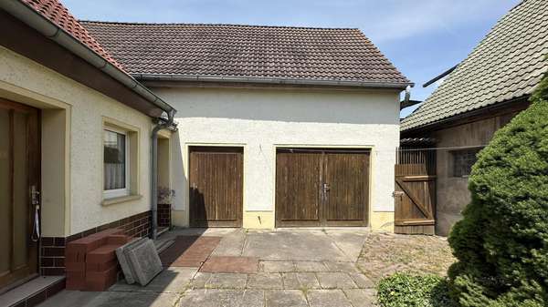 Stallungen, Scheune mit Garage, Tür zum Garten - Einfamilienhaus in 06632 Freyburg mit 108m² kaufen