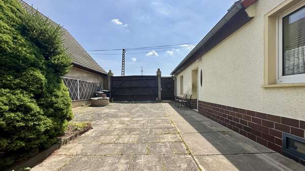 Zufahrt - Einfamilienhaus in 06632 Freyburg mit 108m² kaufen