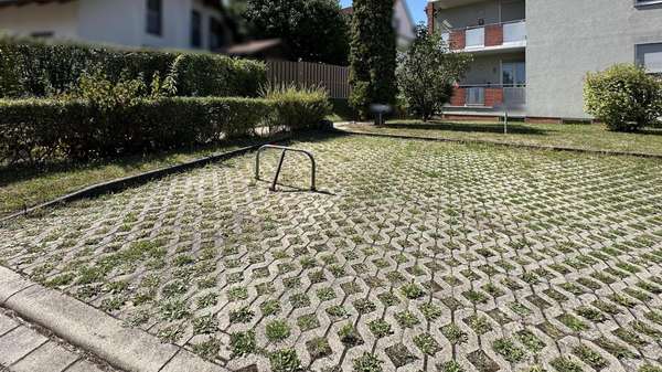 Eigener Stellplatz zur Wohnung Eigener Stellplatz zur Wohnung - Dachgeschosswohnung in 06628 Naumburg mit 56m² kaufen