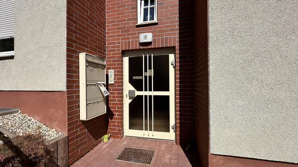 Hauseingang Hauseingang - Dachgeschosswohnung in 06628 Naumburg mit 56m² kaufen