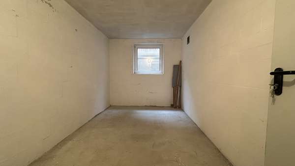 Geräumiger Kellerraum Geräumiger Kellerraum - Dachgeschosswohnung in 06628 Naumburg mit 56m² kaufen